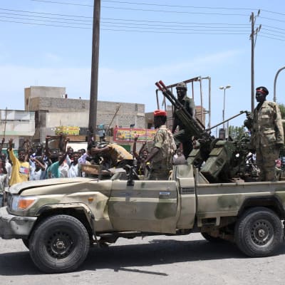 I hamnstaden Port Sudan vid Röda havet såg människor ut att hälsa patrullerande armésoldater välkomna på söndagen.