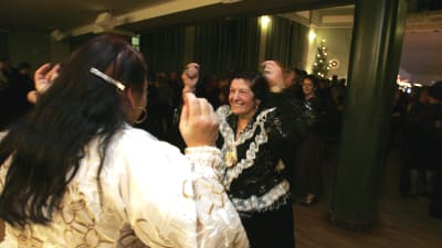 Romska kvinnor dansar