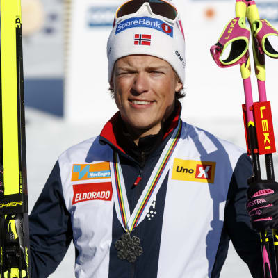 Johannes Hösflot Kläbo poserar med ett leende på läpparna.