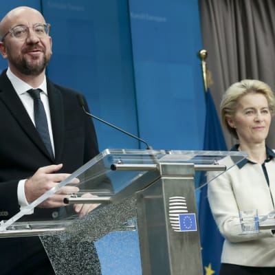 Eurooppa-neuvoston puheenjohtaja Charles Michel sekä komission puheenjohtaja Ursula von der Leyen Eurooppa-neuvoston päätteeksi järjestetyssä tiedotustilaisuudessa.