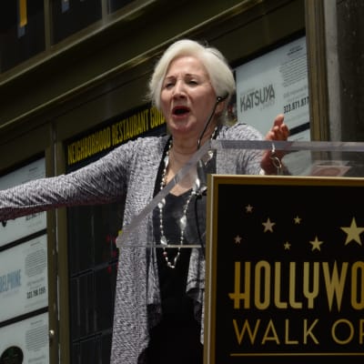 Olympia Dukakis riemuitsee saadessaan tähtensä Hollywoodin Walk of Famelle