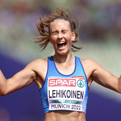 Viivi Lehikoinen firar segern i semifinalen.