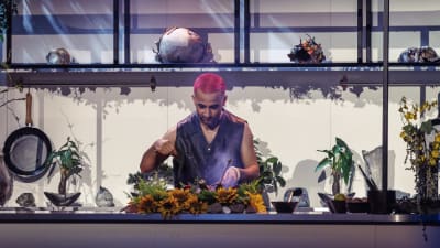 Kokki Kozeen Shiwan grillaa menemään ravintolavaunussaan Hengaillaan ohjelman lavasteessa.