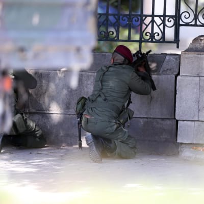 tunisiska soldater utanför museet i Tunis som anfölls av terrorister.