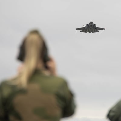 Norjan kuninkaallisten ilmavoimien F-35 lähestyy Tervon maantietukikohtaa.