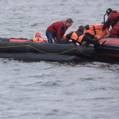 Personer räddas från havet under storolycksövningen Sommarö i Vasa.