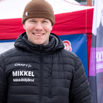 SDP:n Mikkel Näkkäläjärvi kampanjoimassa Tornion markkinoilla.