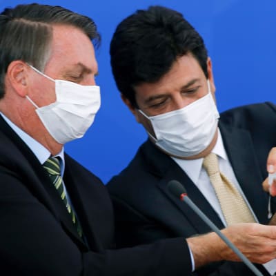Det här fotot på president Jair Bolsonaro och hans nu avskedade hälsominister Luis Henrique Mandetta togs under en presskonferens den 18 mars. 