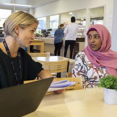 Projektarbetare Maija Tanneraho på yrkesinstitutet Careeria funderar på lämplig praktikplats med Sadio Abdiramaan.