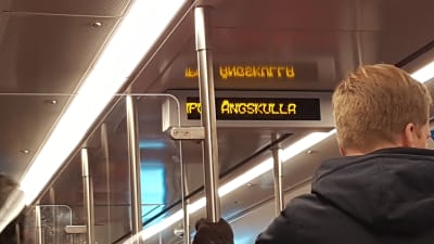 Text på en digital skylt i metron.