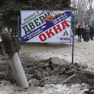 Raket som slagit ner i staden Kramatorsk i Ukraina.