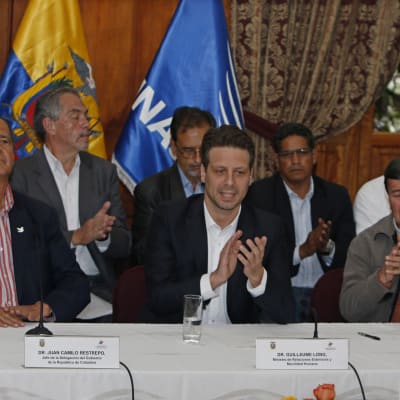 Regeringens chefsförhandlare Juan Camilo Restrepo (till vänster), Ecuadors utrikesminister Guillame Long (i mitten) och ELN :s chefsförhandlare Pablo Beltrán vid presskonferensen i Quito, Ecuador 18.1.2017