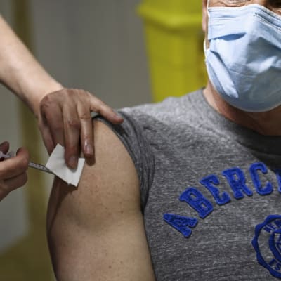 Man vaccineras.