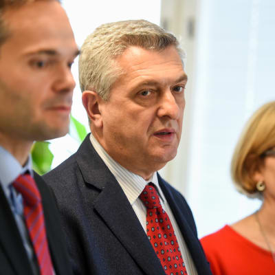 Utvecklings- och utrikeshandelsminister Kai Mykkänen (till vänster), chefen för FN:s flyktingkommissariat Filippo Grandi och inrikesminister Paula Risikko i Helsingfors den 14 oktober 2016.