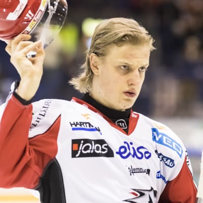 Tony Sund tar av sig hjälmen