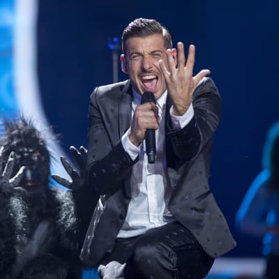 Man i kostym och dansare utklädd till gorilla