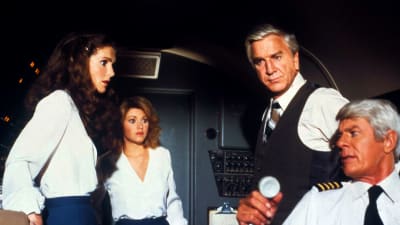 Eliane (Julie Hagerty), Randy (Lorna Petterson), Dr Rumack (Leslie Nielsen) och kapten Oveur (Peter Graves) i cockpiten.