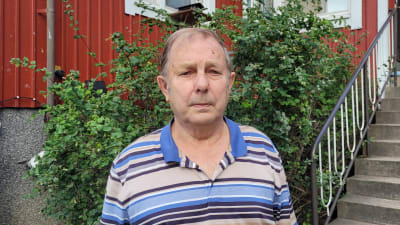 Veikko Laine står framör sitt hus i Rusko.