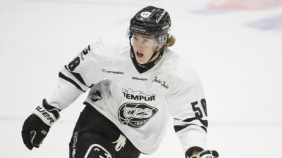 Kalle Väisänen spelar ishockey.