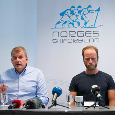 Två samlade män under presskonferensen. Norska skidförbundets ordförande Erik Erik Røste till vänster och skidåkaren Magnus Johnsrud Sundby till höger.