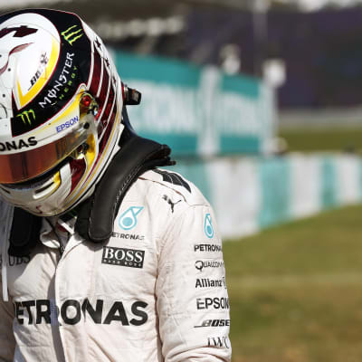 Lewis Hamilton kör formel 1-bilar.