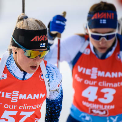 Mari Eder och Nastassia Kinnunen under ett lopp.