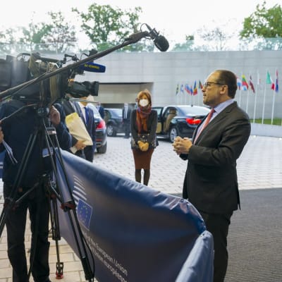 Itävallan ulkoministeri Alexander Schallenberg antaa lausuntoa medialle Luxemburgin kokouksessa