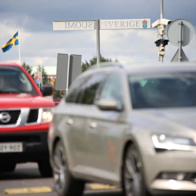 Autoja saapumassa Ruotsista Suomeen Tornion rajanylityspaikalla