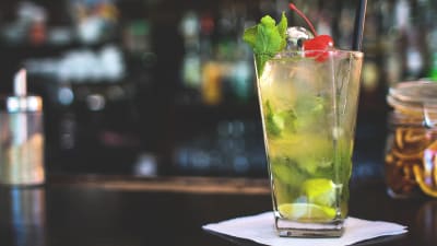 En mojito i ett drinkglas.