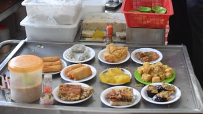 Små kinesiska rätter delas ut i en restaurang