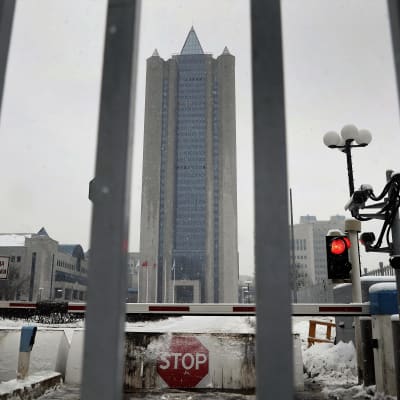 Gazproms skyskrapa i Moskava fotograferad en mulen vinterdag. I bildens förgrund syns ett metallstaket som stoppat obehöriga från att komma in på bolagets område.
