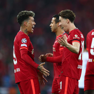 Firmono ja Tsimikas juhlimassa Liverpoolin kolmatta maalia.