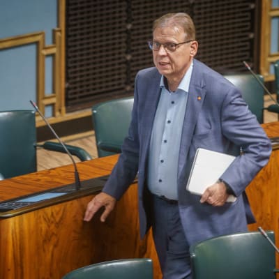 SDP:n kansanedustaja Lauri Lyly istuntosalissa.