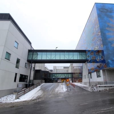 Mikkelin keskussairaala kuvattuna Pirttiniemenkadulta. Tästä kohdasta kävellään päivystykseen koronaviruspandemian aikana.