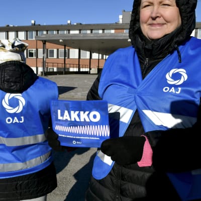 Kati Ovaska toimi muiden Opettajien kanssa lakkovahteina Sotungin koululla Vantaalla tiistaiaamuna.