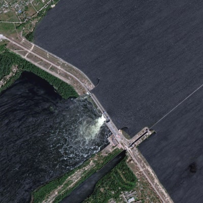 En satellitbild på den sprängda dammen.