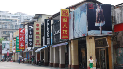 Stora reklamskyltar på en husfasad i Kina
