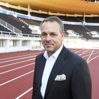Jan Vapaavuori står på löpbanan på Olympiastadion i Helsingfors.