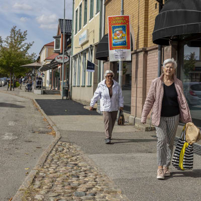 Kaksi naista kävelee kadulla.