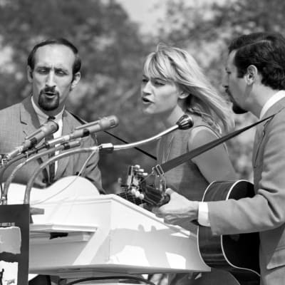 Folktrio Peter, Paul and Mary esiintyy Washingtonissa vuonna 1963