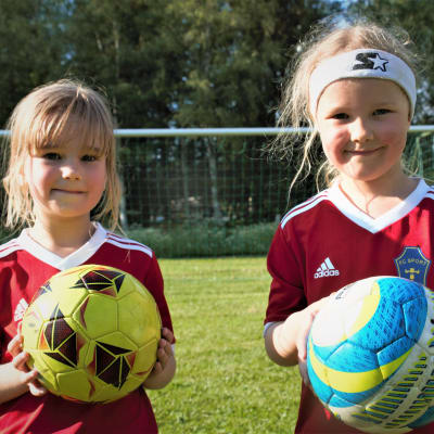 Syksyllä esikouluun menevät Vilma Iloviita ja Saimi Tuomivirta ovat aloittaneet jalkapallon peluun tänä vuonna.