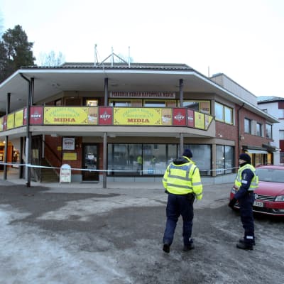 Tre personer dödades på en pizzeria i Laukas den 1 mars 2015.