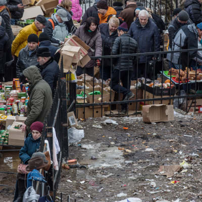 Låga oljepriser och sanktioner bidrar till ökande fattigdom vilket har lett till att allt fler dras till illegala lopptrog i till exempel Moskva