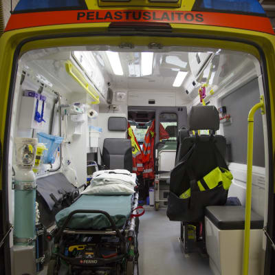 Ambulanssi Espoonlahden paloasemalla 25.8.2016.