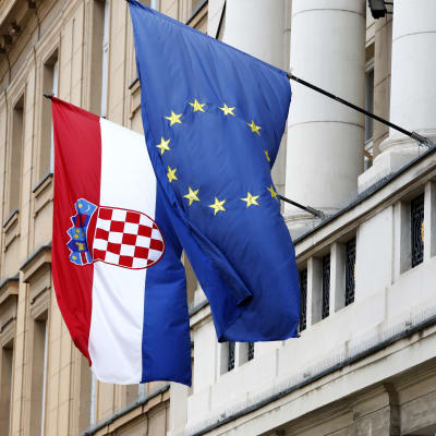 Kroatian ja Euroopan Unionin liput liehuvat vanhan rakennuksen parvekkeelta.