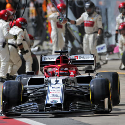Kimi Räikkönen kör från depån.