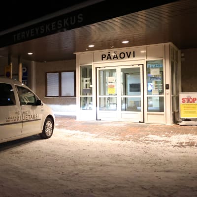 Taksi odottaa Heinolan terveyskeskuksen pääoven edessä.