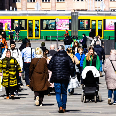 Ihmisiä kävelee Helsingin keskustassa.
