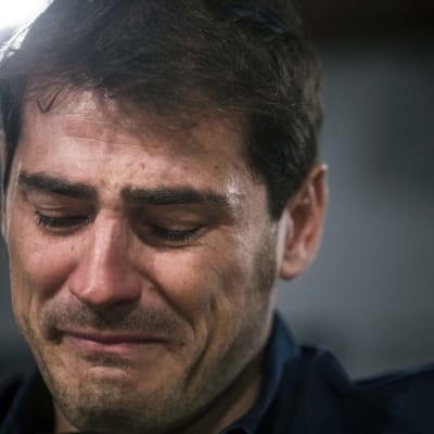 Tårögd Iker Casillas meddelar att han måste lämna Real Madrid, juli 2015.