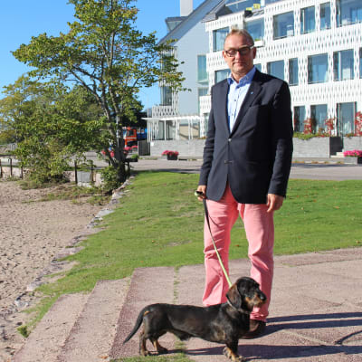 Stadsdirektör Denis Strandell och hunden Melker på Regattastranden i Hangö